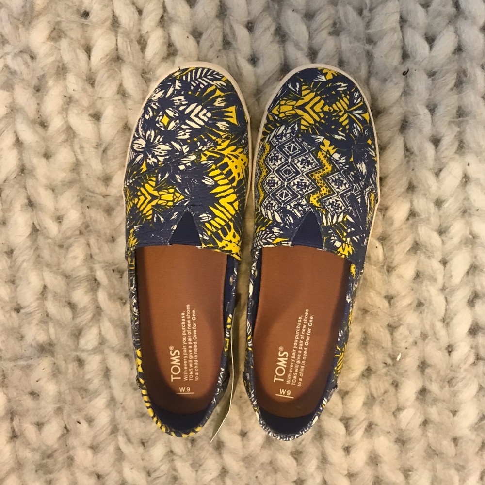 Toms brand new slip on sneakers size 9